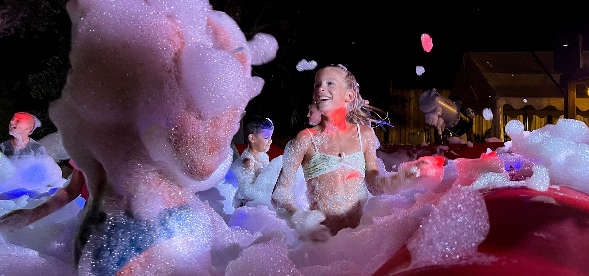 Camping porto vecchio animation mousse party jeune fille sourir